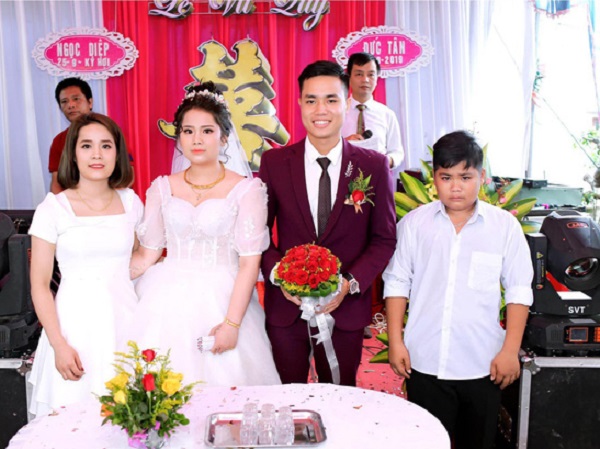 Biểu cảm trái ngược với cả hội hôn, cậu em trai trong bức ảnh ngày cưới chị gái thu hút mọi ánh nhìn
