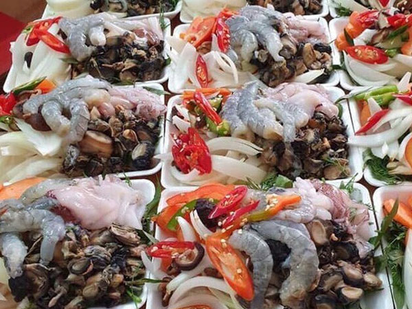 Giật mình set lẩu toàn hải sản tươi giá chỉ 50 ngàn trên vỉa hè