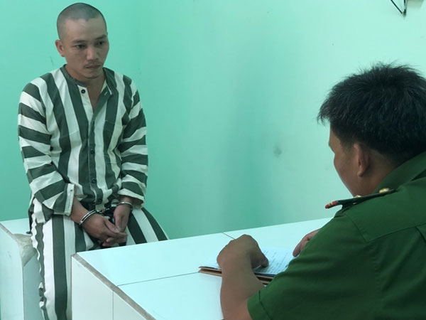 Vợ chồng hờ dùng bình xịt hơi cay bán ma túy đá