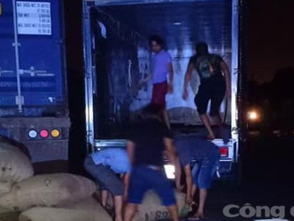 Nhóm tài xế ở Sài Gòn câu kết 'rút ruột' container, đưa hối lộ khi bị bắt quả tang