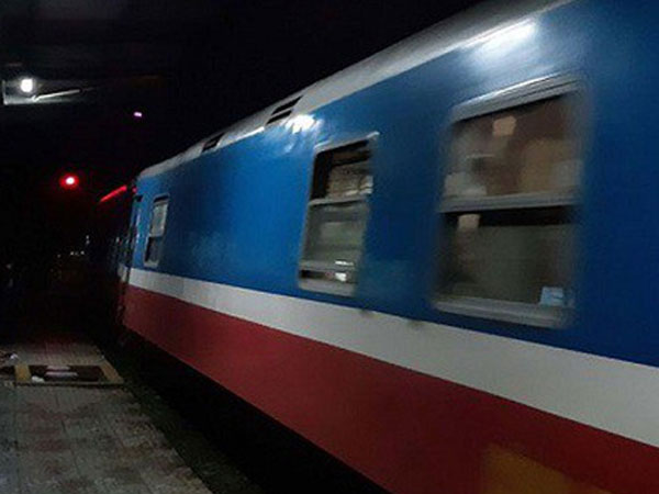 Phóng xe máy băng qua đường sắt, nam thanh niên bị tàu hỏa đâm tử vong