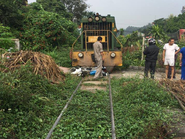 Xe máy chở 3 người bị tàu hỏa tông trúng, cháu bé 3 tuổi chui từ gầm tàu hỏa thoát chết thần kỳ