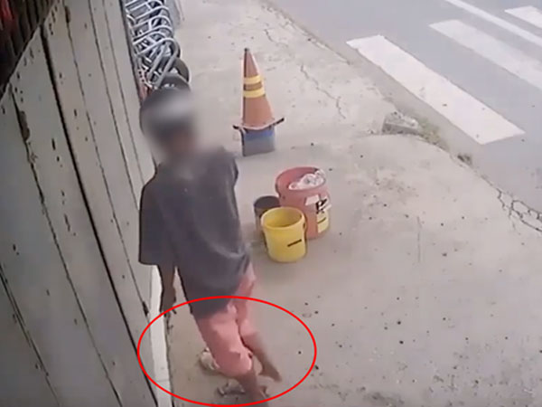 Clip được chia sẻ nhiều nhất hôm nay: Người đàn ông dừng xe máy đứng trên vỉa hè nghe điện thoại, bất ngờ đánh tráo... đôi dép tổ ong