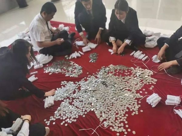 Người đàn ông vác thùng đựng 40.000 đồng tiền xu đi mua ô tô