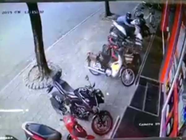 Kẻ gian bẻ khóa, trộm xe SH nhanh như chớp ở Hà Nội