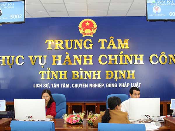 Cán bộ 'cười khanh khách vào mặt dân' bị tạm dừng công việc