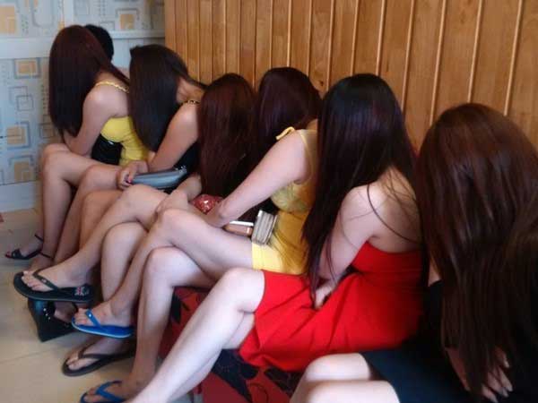 Bắt quả tang 3 thiếu nữ 'đi khách' với giá 300.000 đồng/lượt