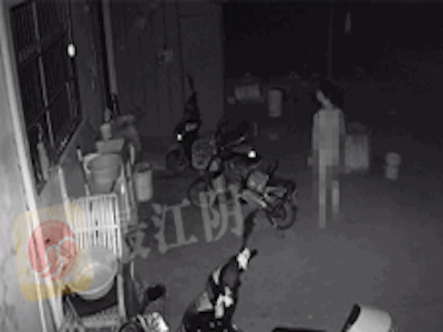 Thanh niên khỏa thân lẻn vào sàm sỡ vợ hàng xóm trong đêm