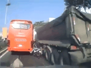 Video: Cố lách vào khe hẹp giữa xe khách và xe ben, khoảnh khắc thanh niên thoát ra khiết tất cả 'lạnh người'