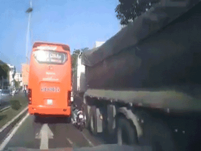 Clip: Nam thanh niên thoát chết thần kỳ sau màn luồn lách xe liều lĩnh, bị dân mạng chỉ trích kịch liệt