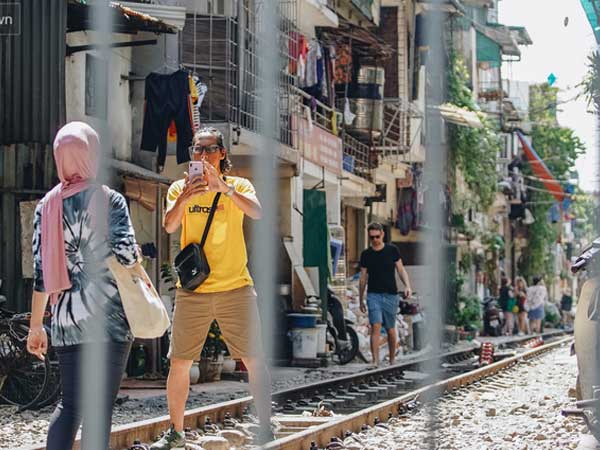 Hơn 2 tuần kể từ khi xóm cà phê đường tàu bị xóa sổ, hàng trăm du khách nước ngoài vẫn tìm đến xin được chụp ảnh