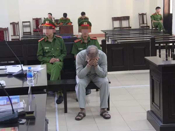 Hiệu trưởng dâm ô hàng loạt nam sinh cúi gằm mặt ở toà