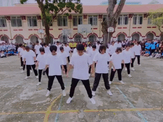 Màn nhảy flashmob cực mãn nhãn của 'lớp nhà người ta' khiến dân mạng 'lác mắt'