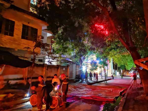 Hà Nội: Giải cứu người đàn ông nằm vắt vẻo trên cây giữa đêm