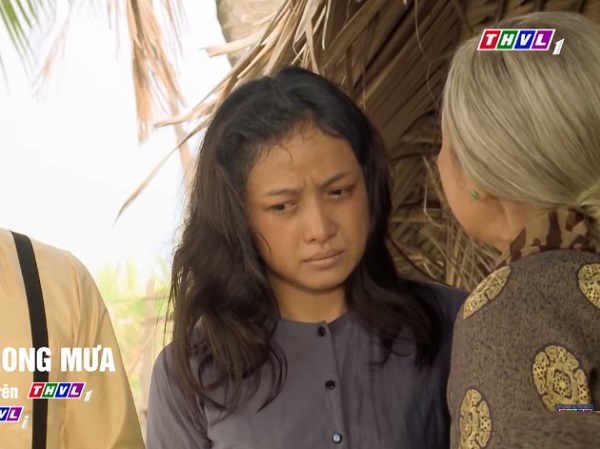 Tiếng sét trong mưa tập 50: Có trai đẹp yêu thương, được bà Hội sang tên tài sản, Hiểm vẫn chọn theo người đã chết