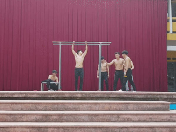 Dàn nam sinh trình diễn Street workout khoe cơ bắp cuồn cuộn ngay giữa sân trường, choáng váng nhất là màn lột áo lộ cơ bụng 6 múi