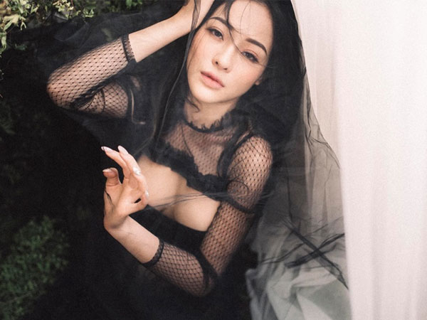 Sau ồn ào mua giải tại Hoa hậu Doanh nhân sắc đẹp thế giới 2019, Ngân 98 tung bộ ảnh mặc đồ sương sương khoe ngực khủng