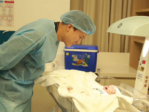 Quách Ngọc Tuyên vui mừng thông báo đã lên chức bố, đón con đầu lòng với bạn gái kém 10 tuổi
