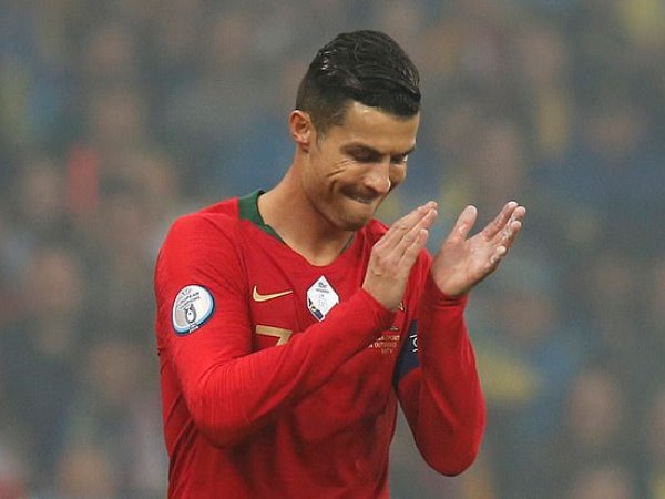 Ronaldo và hành động cực đẹp với tuyển U17 nữ Bồ Đào Nha
