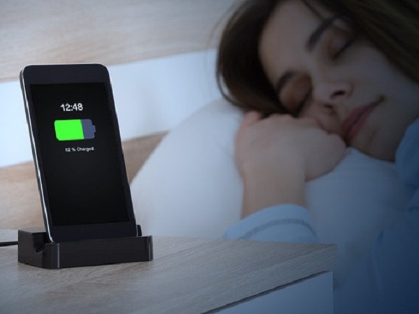 Có nên sạc pin điện thoại qua đêm hay không? Sạc nhiều lần hay để hết pin rồi mới sạc?