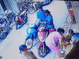 Video: Lúi húi chọn hoa tươi ngày đầu tháng, người phụ nữ bị trộm cạy cốp xe 'thó' túi xách trong phút mốt mà không hay biết