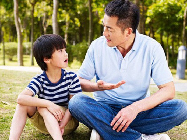 Con trai định mang dao đánh nhau với bạn học, bố không can mà hùa theo nhưng lại khiến con sợ tái mặt, dân mạng khen hết lời