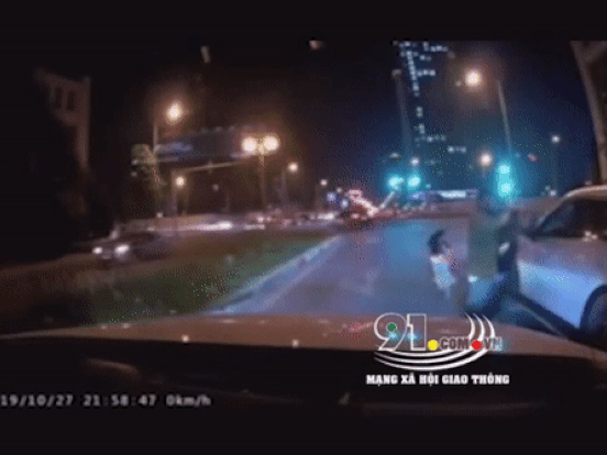Video: 2 thanh niên áp sát xe, dùng bình xịt hơi cay và rút dao đe dọa tài xế ô tô ngay giữa đường