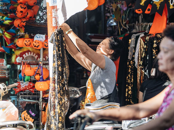 Chùm ảnh: Phố Hàng Mã tràn ngập sắc màu ma quỷ trước ngày lễ Halloween