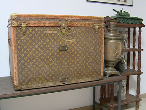 Đôi vợ chồng già dùng rương cổ Louis Vuitton giá 255 triệu đồng… đựng ngô