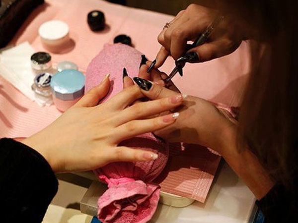 Góc khuất bên trong các tiệm nail giúp người Việt nhập cư 'đổi đời': Bị vắt kiệt sức lao động, không thể cầu cứu ai cùng các hoạt động tội phạm trá hình khác