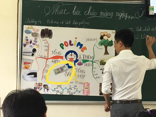 Dân mạng trầm trồ với lớp học không có gì ngoài điều kiện: Học Hóa bài polime, dán hẳn tờ 500k làm giáo cụ trực quan cho thầy