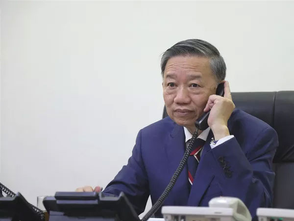 Bộ trưởng Công an Tô Lâm điện đàm với Bộ trưởng Nội vụ Anh về vụ 39 người chết