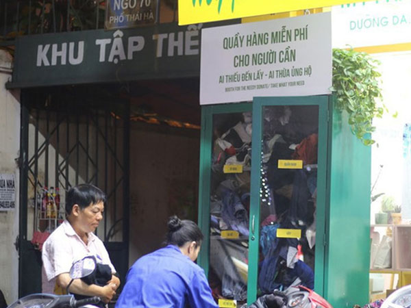 Trời trở lạnh, Hà Nội xuất hiện tủ quần áo 'thừa cho đi, thiếu nhận lại'