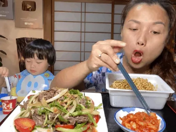 Lý do gì khiến nhóc Sa 3 tuổi ngoan ngoãn ngồi xem mẹ quay Vlog, có thể bởi cách dạy con cực khéo của Quỳnh Trần JP