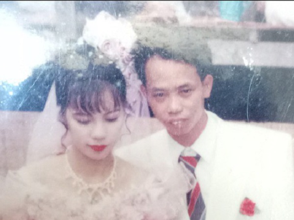 Chuyện tình của 'đôi đũa lệch' đất An Giang: Đám cưới Rich kid cách đây 24 năm, cô dâu mặc đến 10 váy cưới, ảnh chụp 5 album
