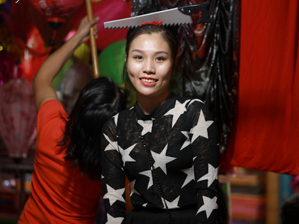 Đêm Halloween ở hai miền Nam Bắc: Tạo hình có đủ cả bay bổng, rùng rợn hứa hẹn một đêm 'quẩy cực sung'