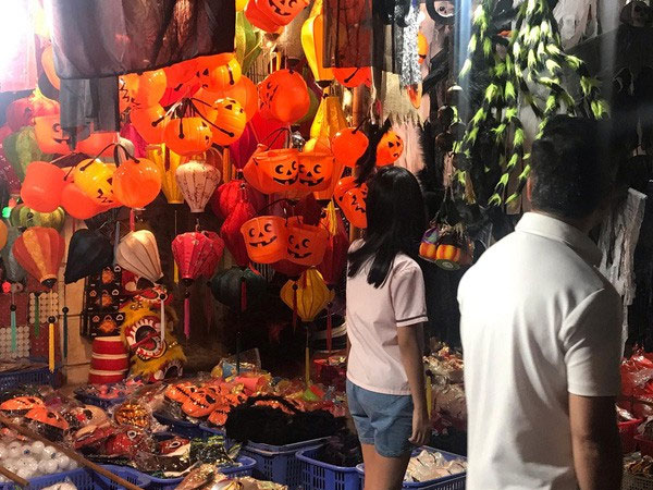 Sôi động thị trường đồ chơi Halloween, phù thủy, siêu nhân nhí xuất hiện