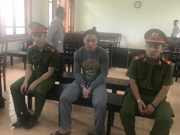 Hiếp dâm con gái riêng của vợ bất thành rồi van xin