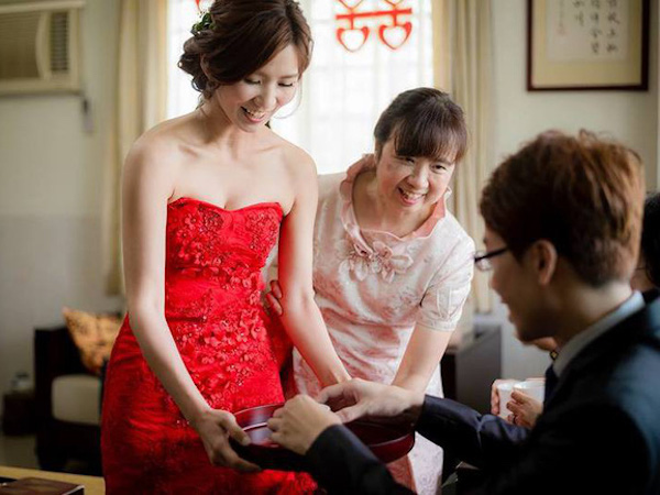 Khinh thông gia nghèo nhưng chiều lòng con trai nên mới cho cưới, ngờ đâu đến ngày đón dâu mẹ chồng 'hóa đá' với số của hồi môn
