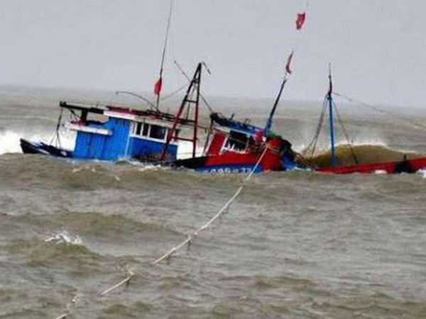 Tàu số hiệu 999 chìm trên biển: Cứu được 2 người, 10 thuyền viên đang mất tích