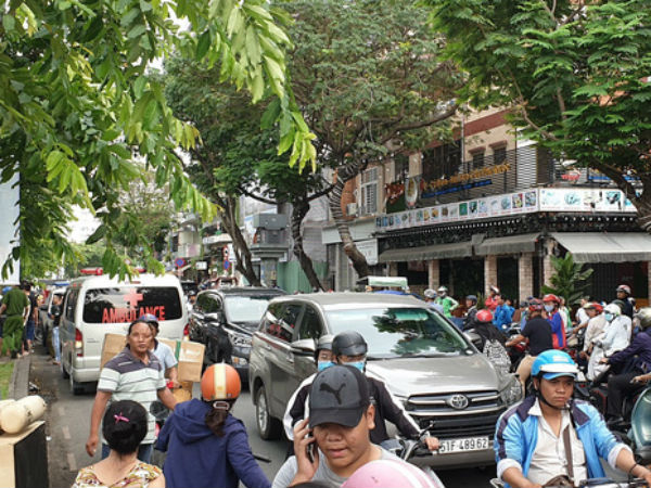 Hàng chục người dừng xe livestream thi thể người phụ nữ dưới kênh Nhiêu Lộc-Thị Nghè khiến giao thông hỗn loạn