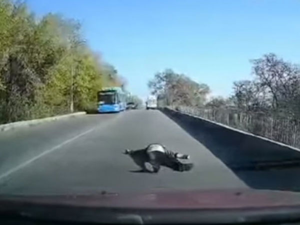 Video: Xe cứu thương mải chạy, bệnh nhân rơi xuống đường không ai hay
