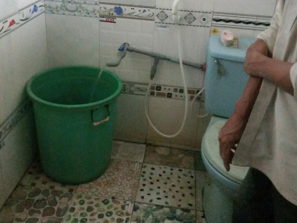 Mẹ mải việc, bé gái 3 tuổi chết trong nhà vệ sinh khi đi học về