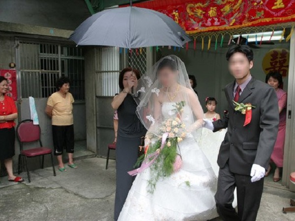Chê con dâu nhà nghèo, ngày cưới, mẹ chồng sững sờ trước cảnh tượng bên nhà thông gia
