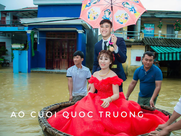 Quan viên hai họ xắn quần, đem thuyền thúng bì bõm vượt lũ đi rước dâu ngày mưa bão gây xôn xao