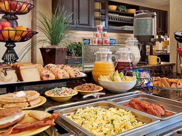Tại sao các khách sạn thường phục vụ bữa sáng buffet miễn phí cho khách? Như vậy là họ lỗ hay lời?