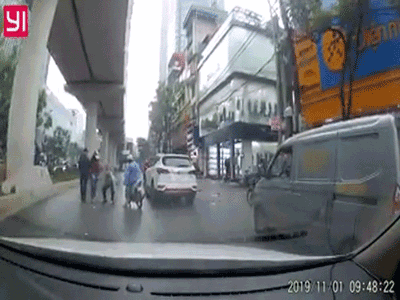 Clip: Cô gái đánh rơi tiền giữa đường mưa bị 2 tài xế xe ôm lao ra nhặt mất, khốn khổ xin lại vẫn không được trả