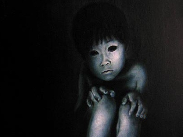 Theo mẹ vào dự đám tang, bé trai 2 tuổi đột nhiên kinh hãi khóc ré lên, đến khi ra ngoài thì lại nín và sự thật gây rùng mình đằng sau