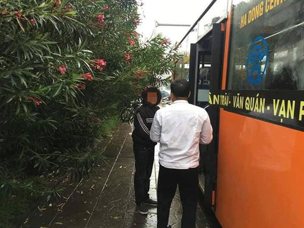 Nam thanh niên khóc lóc xin tha do kẹp 3 trên 'Dream chiến' rồi tông vỡ kính xe buýt