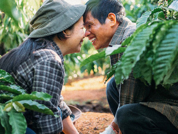 Bộ ảnh đôi vợ chồng U60 tình tứ trên rẫy cà phê gây 'sốt' MXH, người cầm máy còn đặc biệt hơn